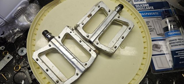 Pedali flat mtb color argento - alluminio