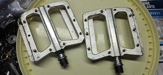 Pedali flat mtb color argento - alluminio
