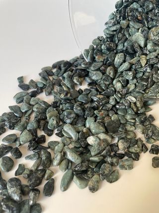 Piedras semipulidas decorativas verdes