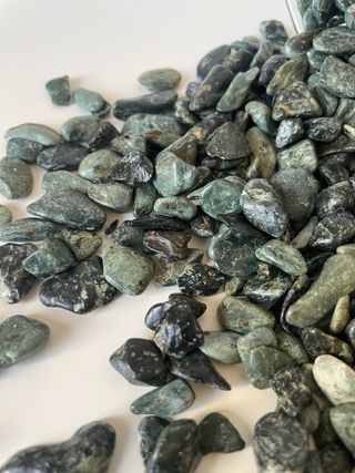 Piedras semipulidas decorativas verdes