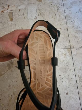 Sandalias negras tacón