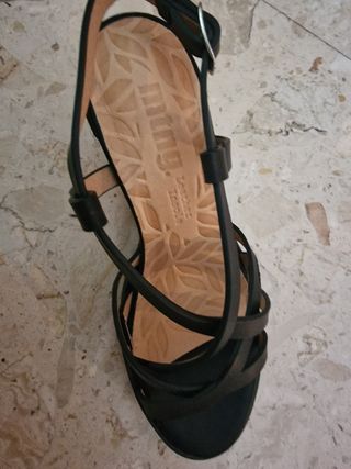 Sandalias negras tacón