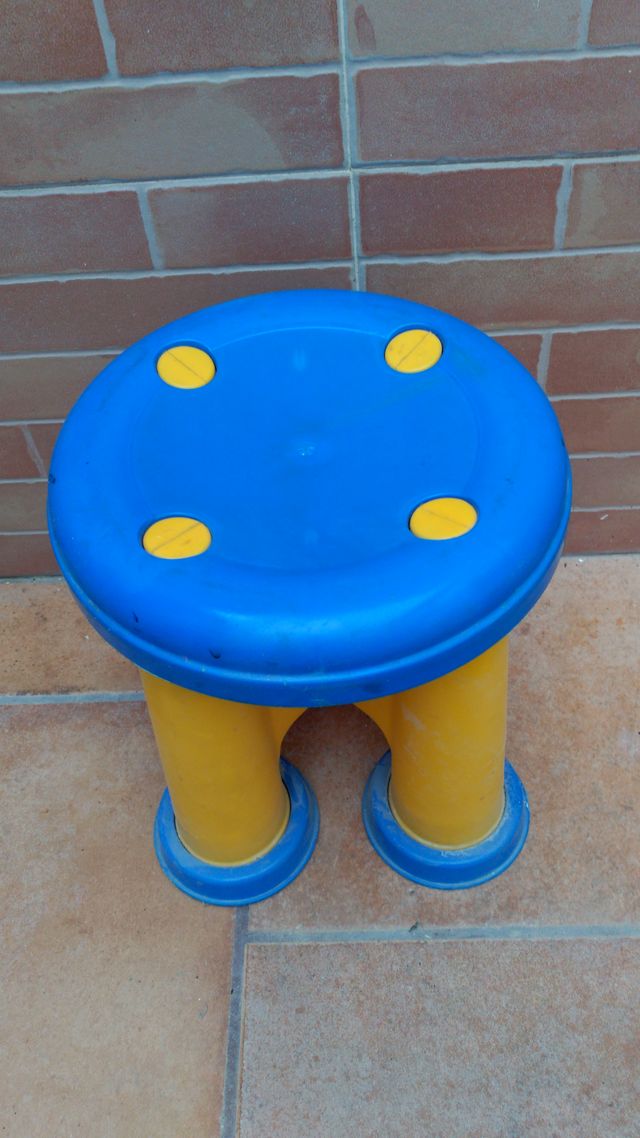 Sgabello in plastica robusto e resistente, colori