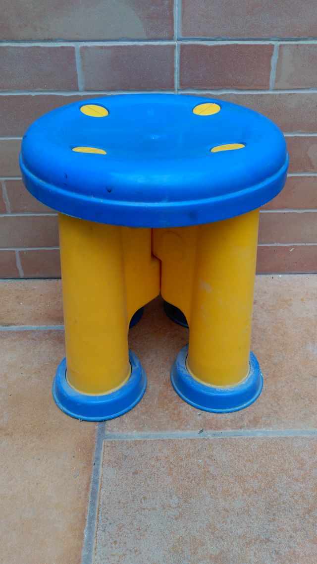 Sgabello in plastica robusto e resistente, colori