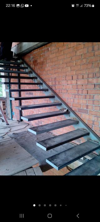 Puerta metálica y estructuras metalicas