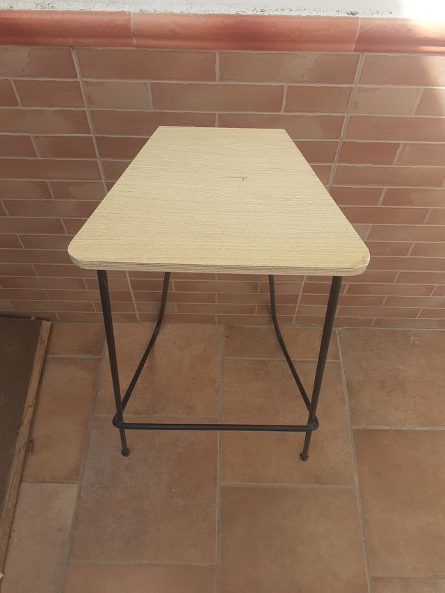 Bellissimi sgabelli da bar alti in stile industriale