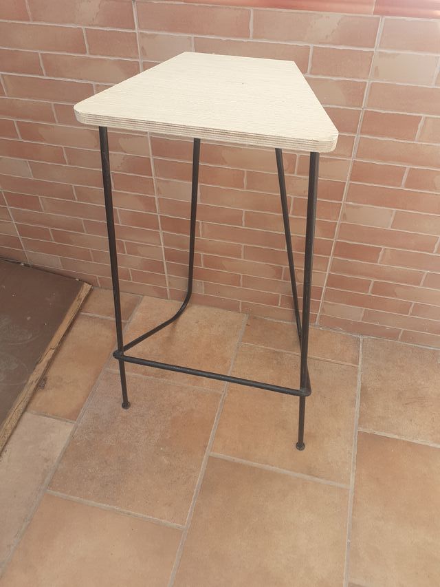 Bellissimi sgabelli da bar alti in stile industriale