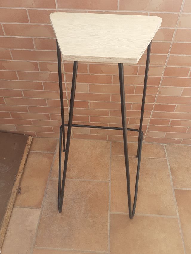 Bellissimi sgabelli da bar alti in stile industriale