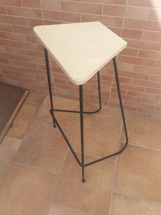 Bellissimi sgabelli da bar alti in stile industriale