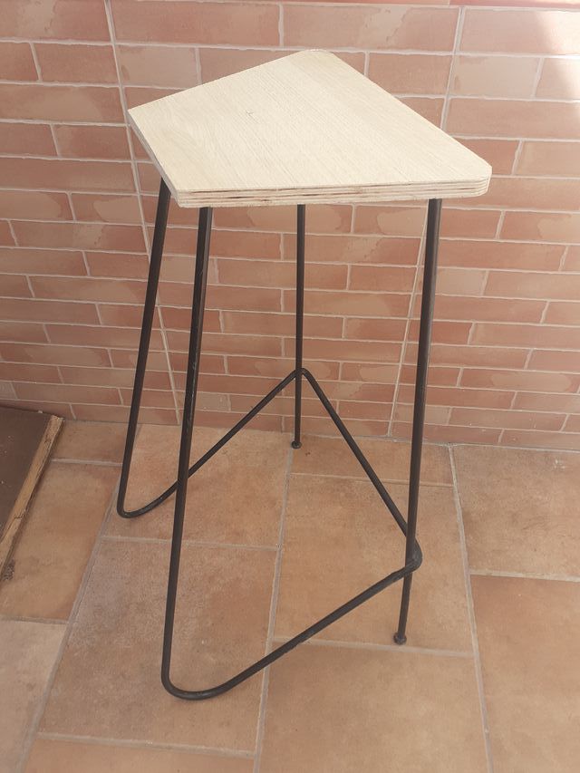 Bellissimi sgabelli da bar alti in stile industriale