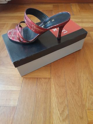 Sandalias rojas metalizadas con tacón