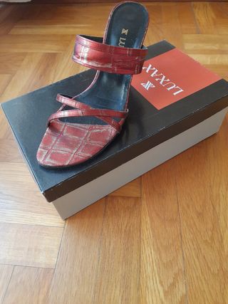 Sandalias rojas metalizadas con tacón