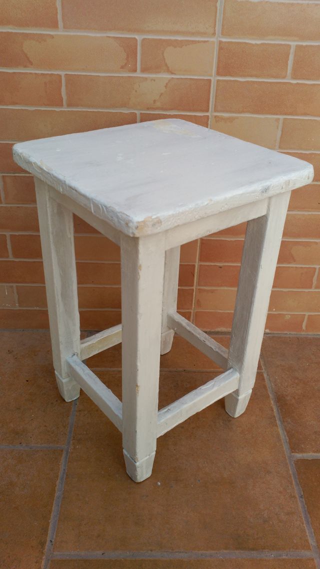 Sgabello piccolo bianco, legno massello