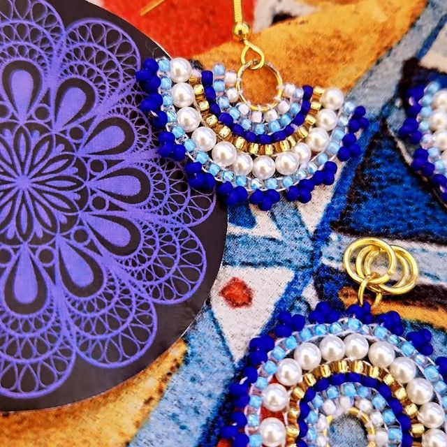 Orecchini con ciondolo, fatti a mano