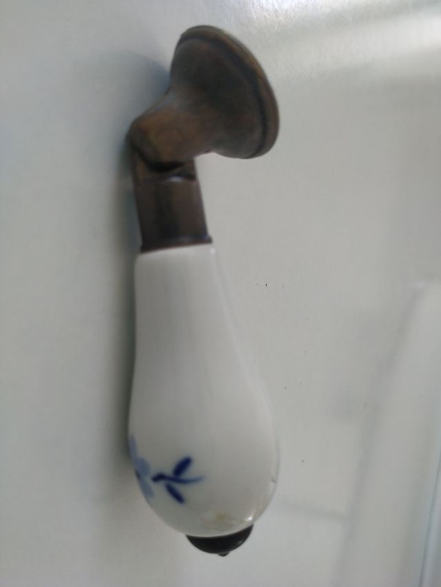 TIRADOR PENDULO FLOR AZUL .