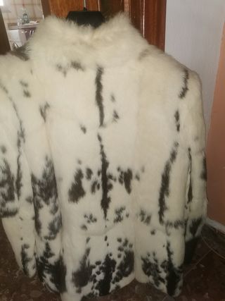 Abrigo de piel. entrega en persona