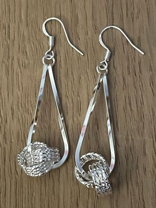 Pendientes largos bolita