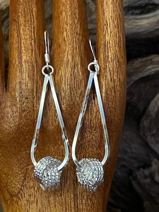 Pendientes largos bolita