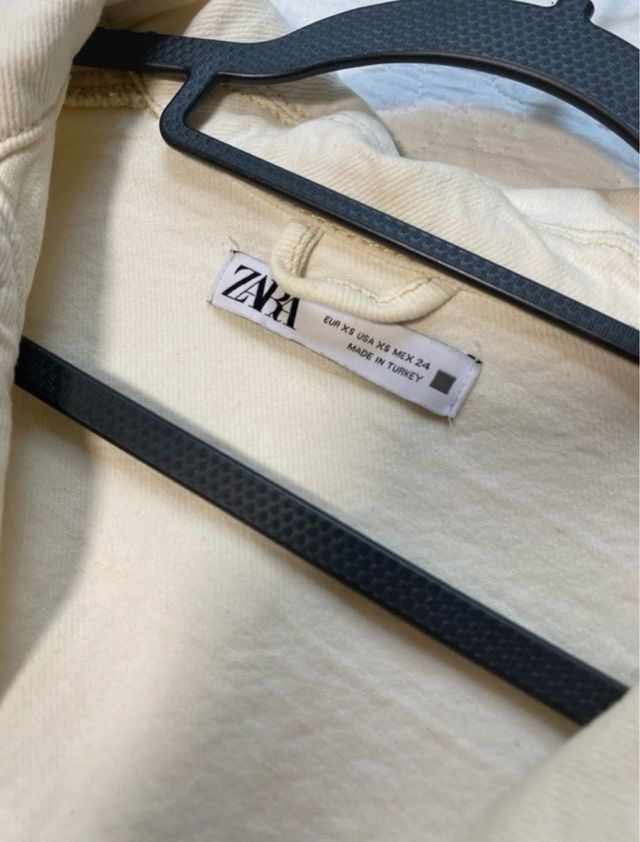 Cazadora vaquera color crudo de flecos