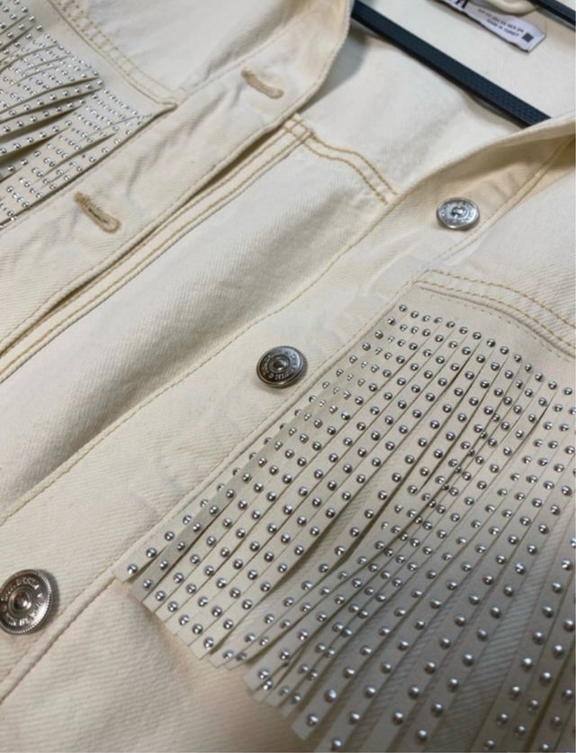 Cazadora vaquera color crudo de flecos