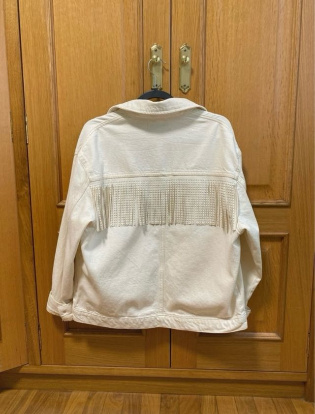 Cazadora vaquera color crudo de flecos