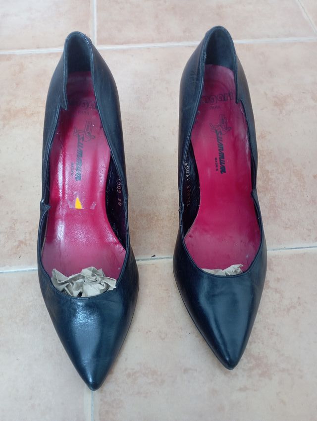 Zapatos de salón de piel.