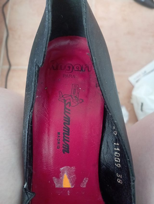 Zapatos de salón de piel.