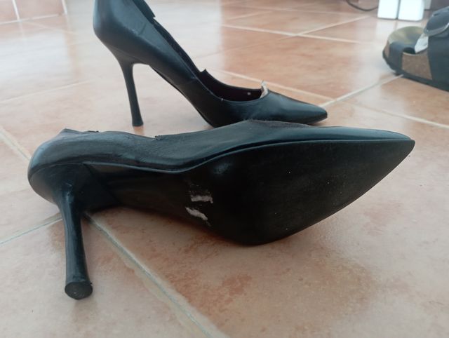 Zapatos de salón de piel.
