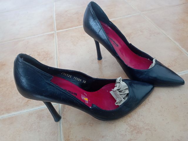 Zapatos de salón de piel.