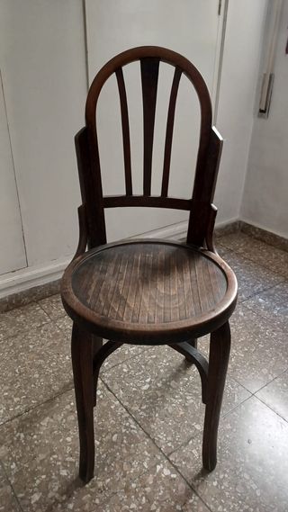 Silla antigua de madera