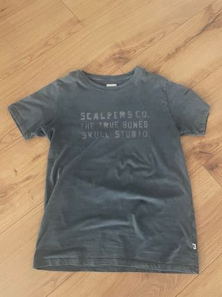 Camiseta Scalpers, color gris oscuro. talla L. 
