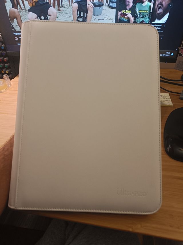 Álbum Ultra Pro Vivid 9 huecos - Pokemon - Blanco