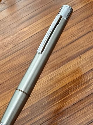 Bolígrafo encendedor plateado