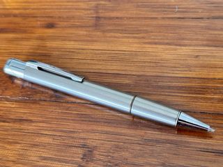 Bolígrafo encendedor plateado