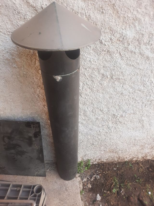 Chimenea de metal. Mide 150 CM