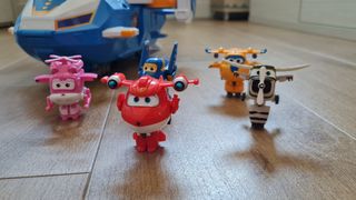 Avión aeropuerto Súper Wings con aviones