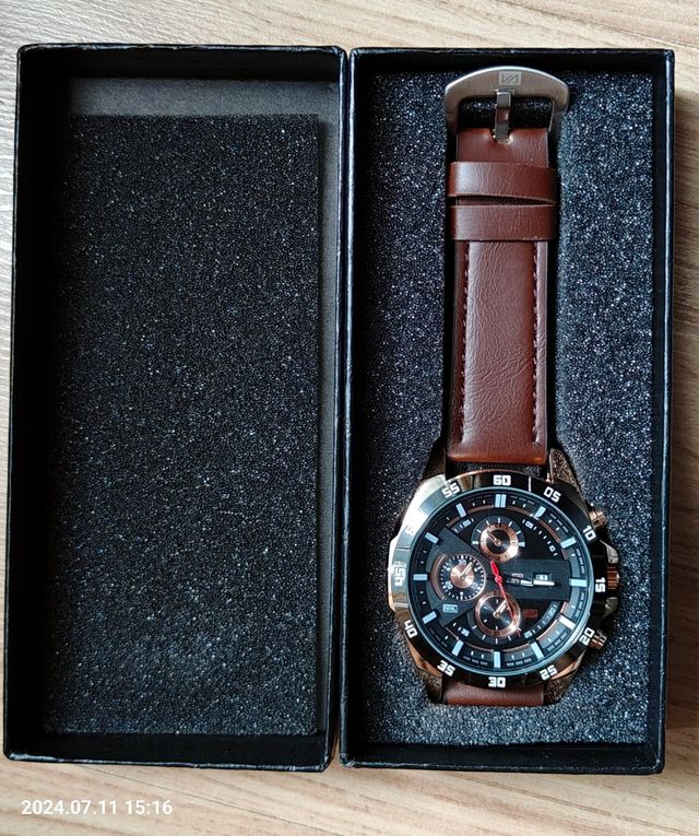 Reloj analógico nuevo