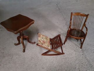 Mesita, reposapiés y sillón pequeño