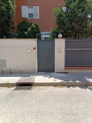 Puerta peatonal.