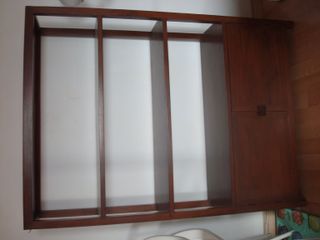 Mueble de madera macizo con baldas y armario