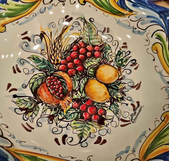 Centrotavola con piede in ceramica di Caltag