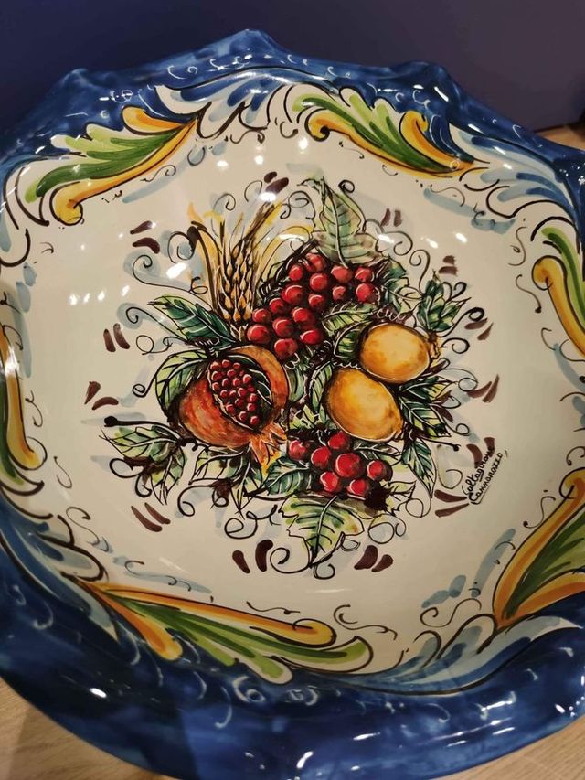 Centrotavola con piede in ceramica di Caltag