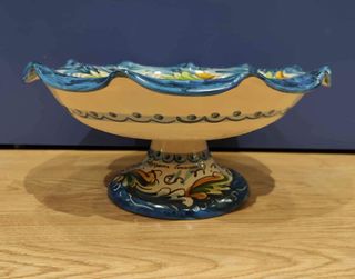 Centrotavola con piede in ceramica di Caltag