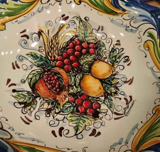 Centrotavola con piede in ceramica di Caltag