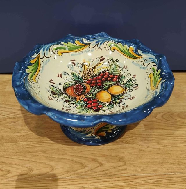 Centrotavola con piede in ceramica di Caltag