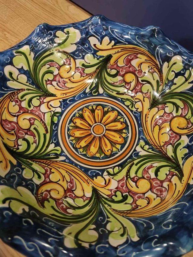 Centrotavola, diametro 35 cm in ceramica di Caltag