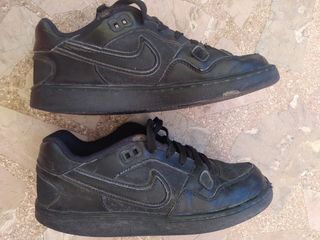 Zapatillas negras Nike de niño (se donan)
