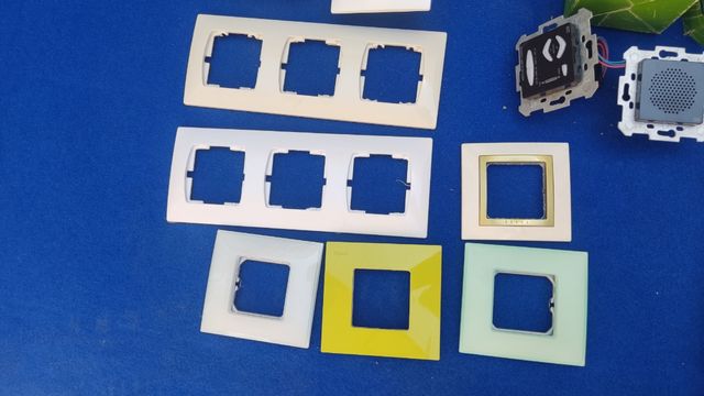 Lote de embellecedores y enchufes varios