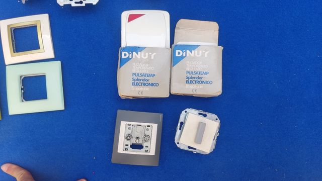 Lote de embellecedores y enchufes varios