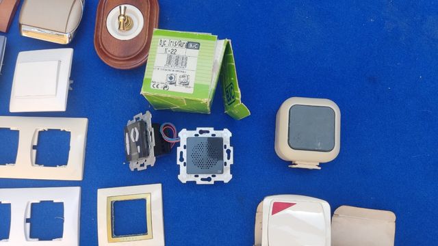 Lote de embellecedores y enchufes varios